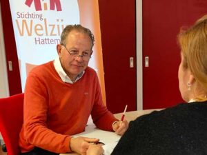 In gesprek bij OpKoers, hulp bij financiën.