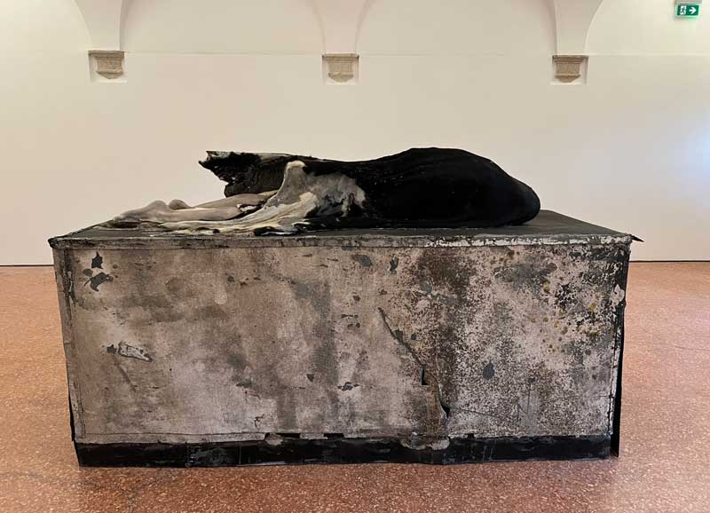 Beelhouwwerk 'Liggende arcangelo' van Berlinde De Bruyckerue